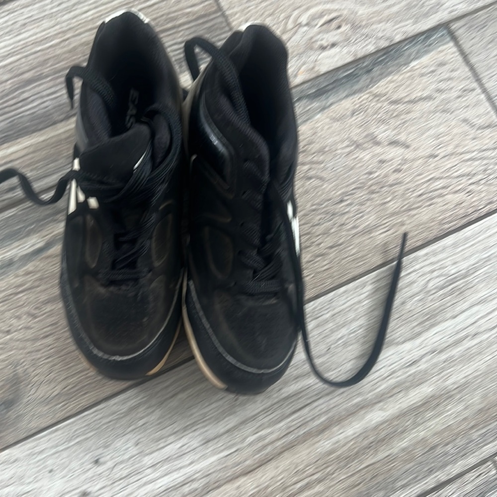 Youth baseball cleats